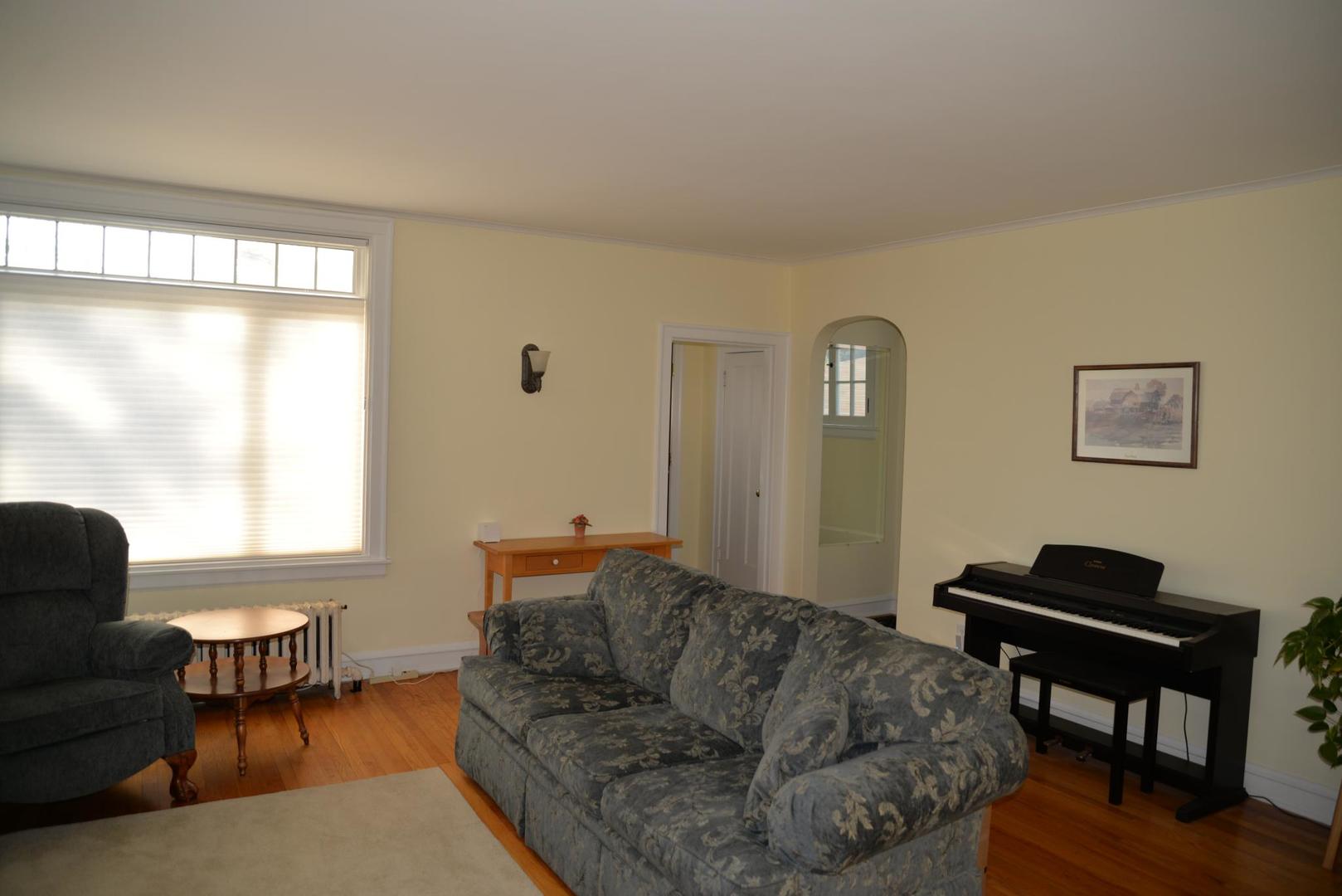 940 W Grant Drive, Des Plaines, IL 60016