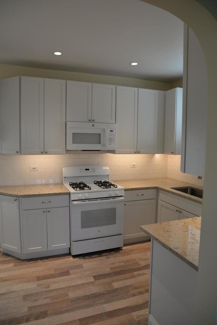 940 W Grant Drive, Des Plaines, IL 60016