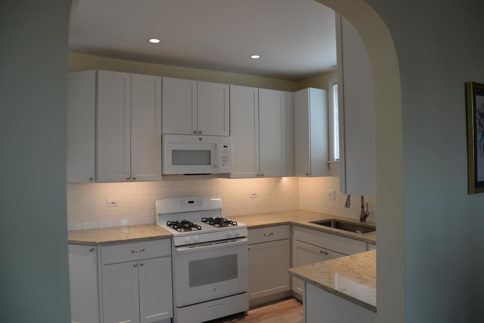 940 W Grant Drive, Des Plaines, IL 60016