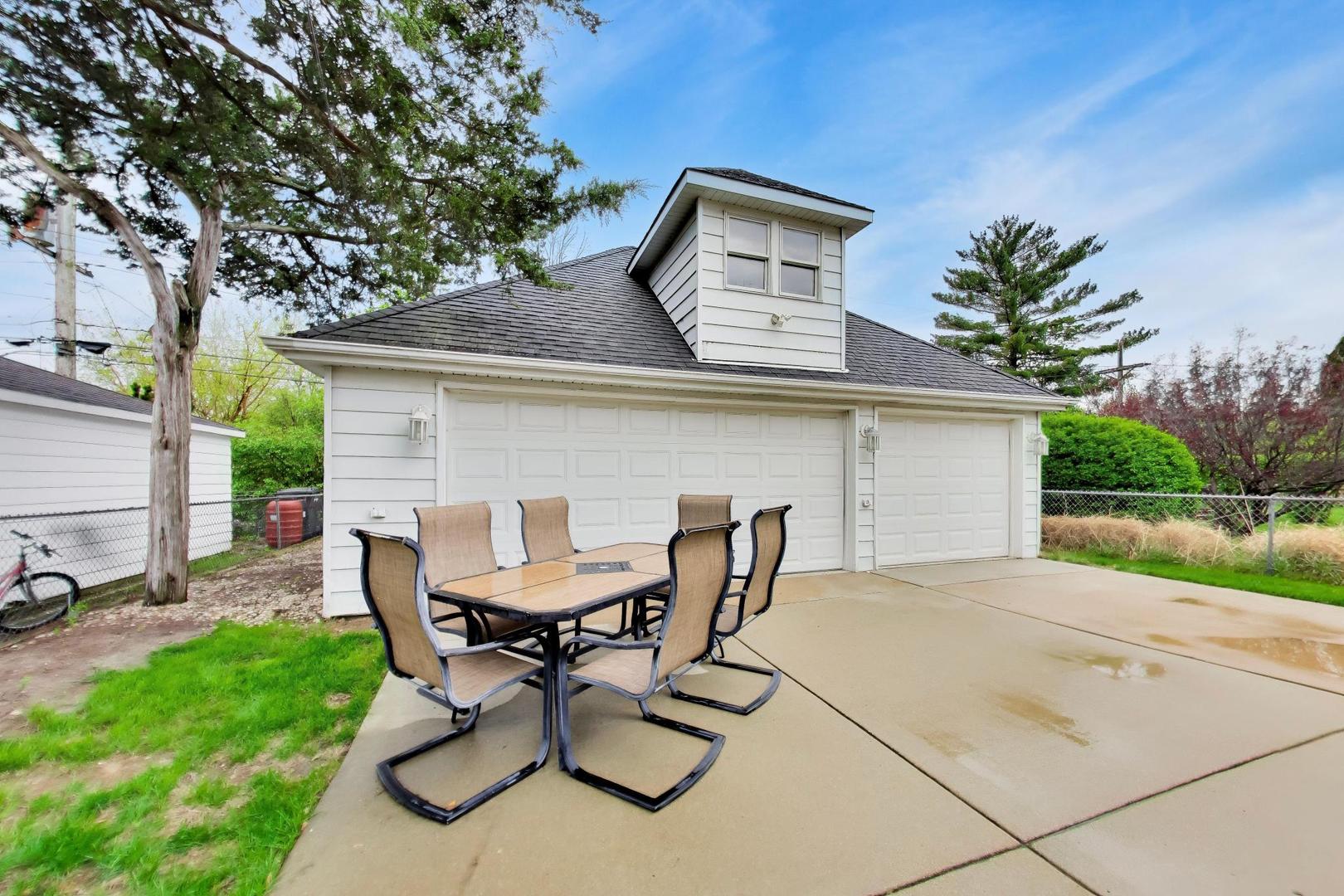 940 W Grant Drive, Des Plaines, IL 60016