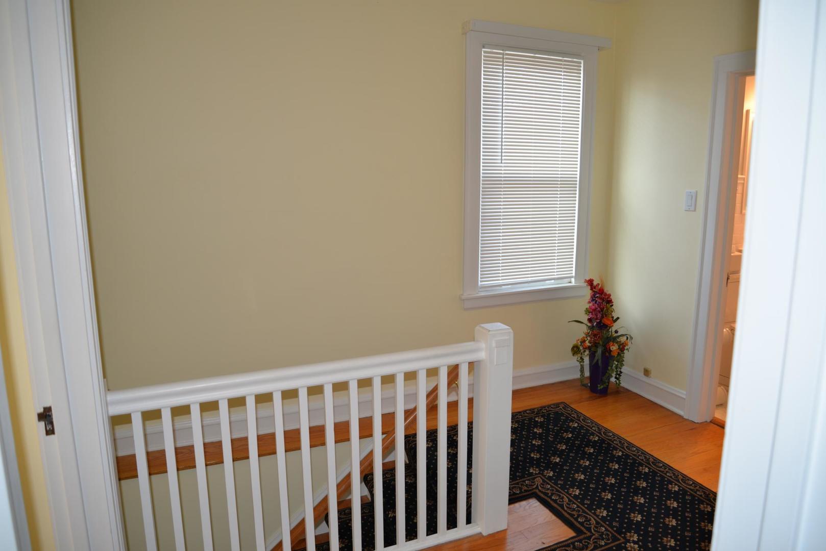 940 W Grant Drive, Des Plaines, IL 60016