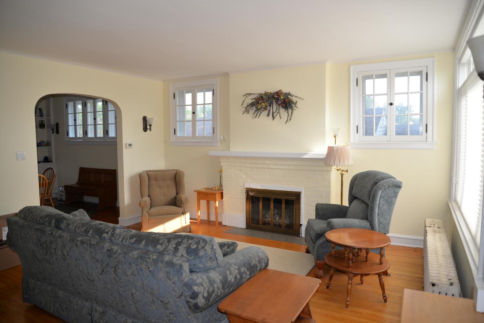 940 W Grant Drive, Des Plaines, IL 60016