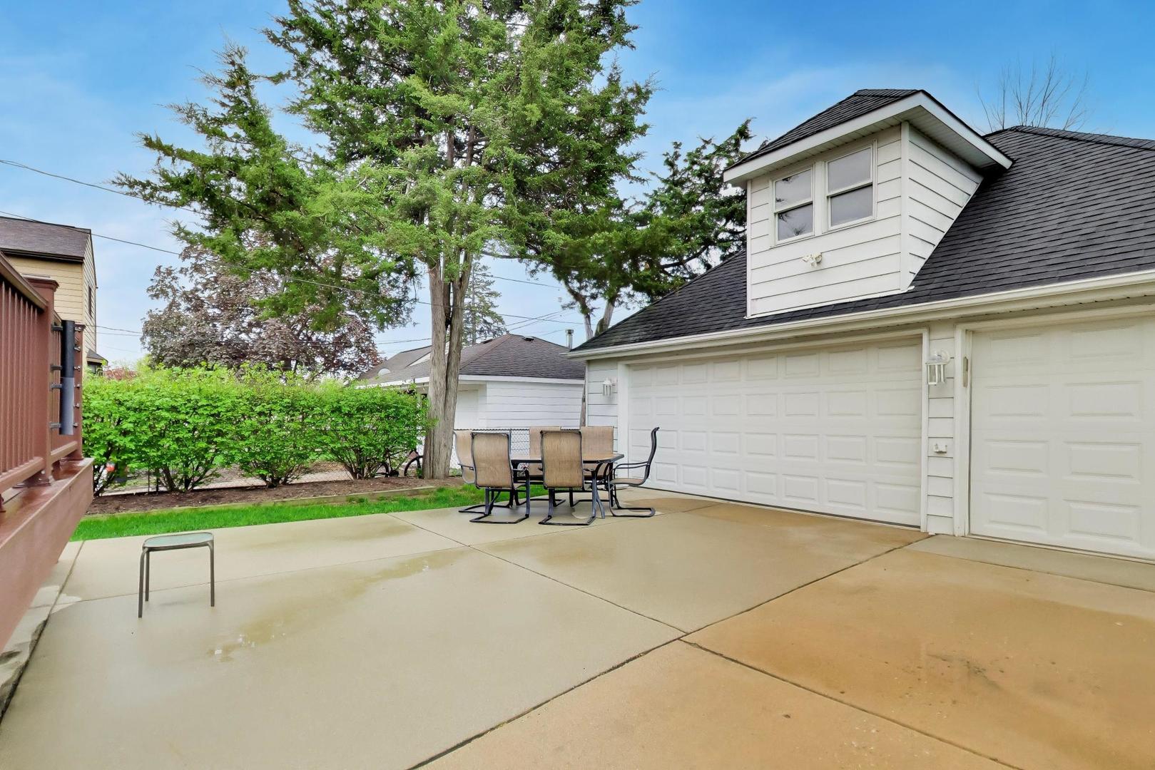 940 W Grant Drive, Des Plaines, IL 60016