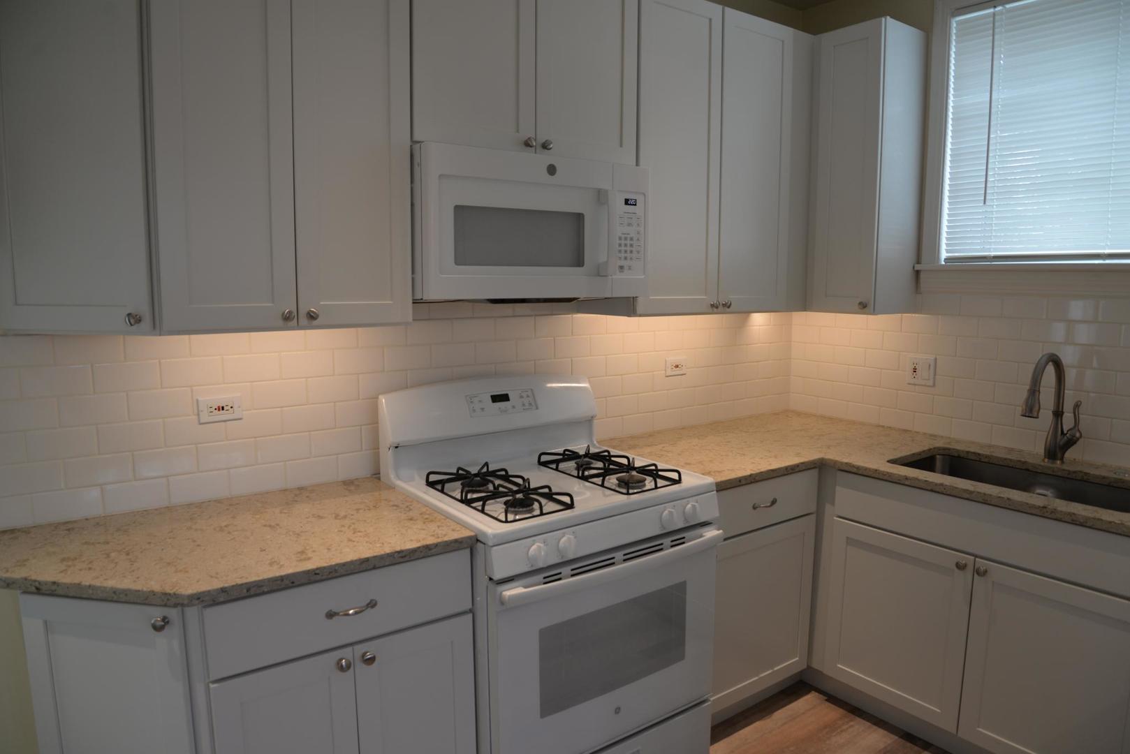 940 W Grant Drive, Des Plaines, IL 60016