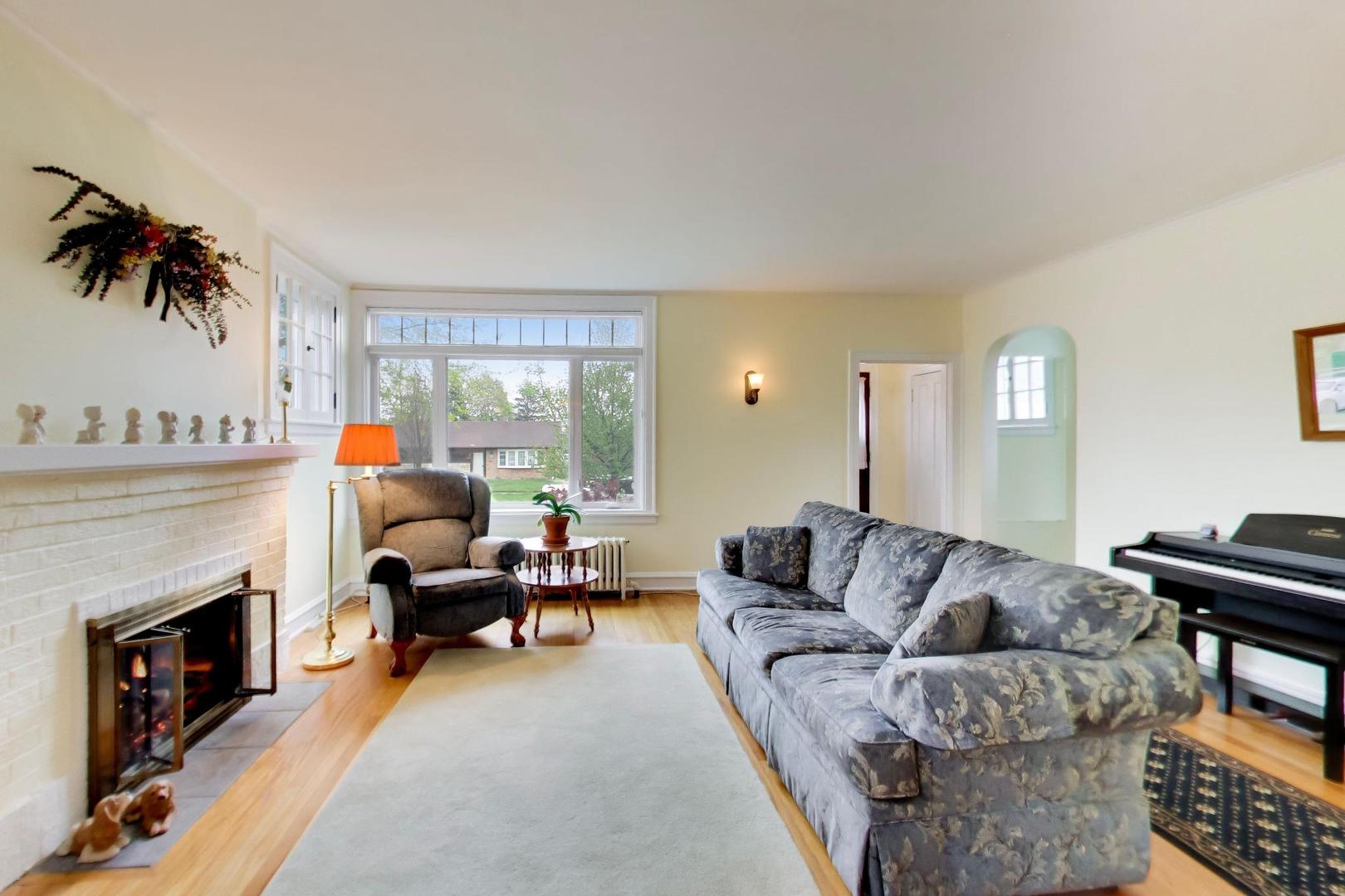 940 W Grant Drive, Des Plaines, IL 60016