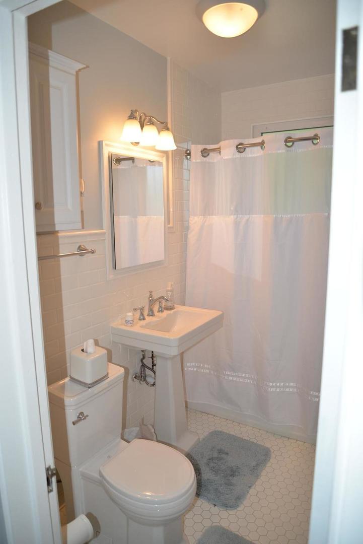 940 W Grant Drive, Des Plaines, IL 60016