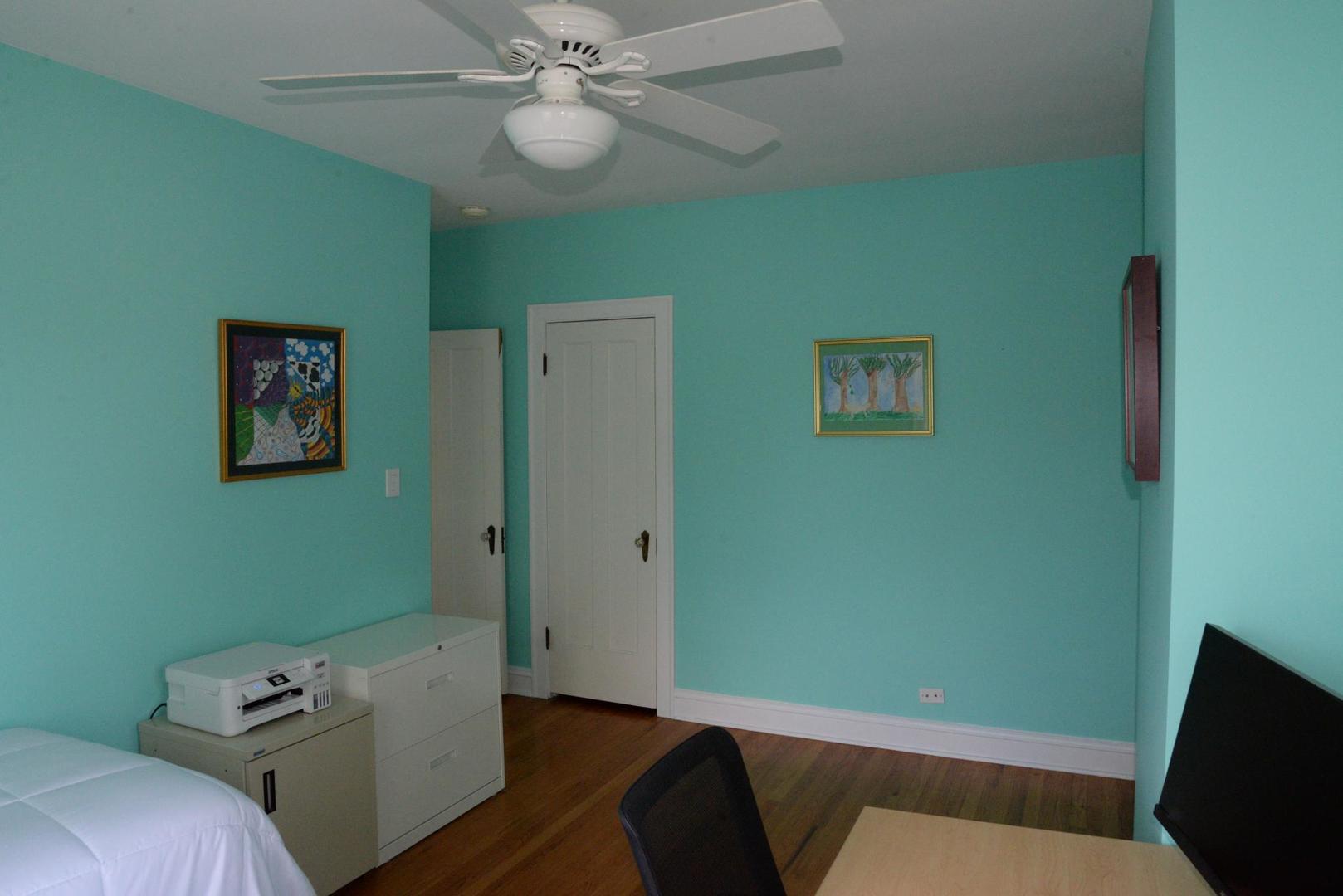 940 W Grant Drive, Des Plaines, IL 60016