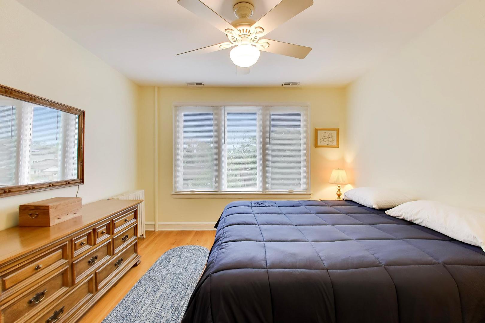 940 W Grant Drive, Des Plaines, IL 60016