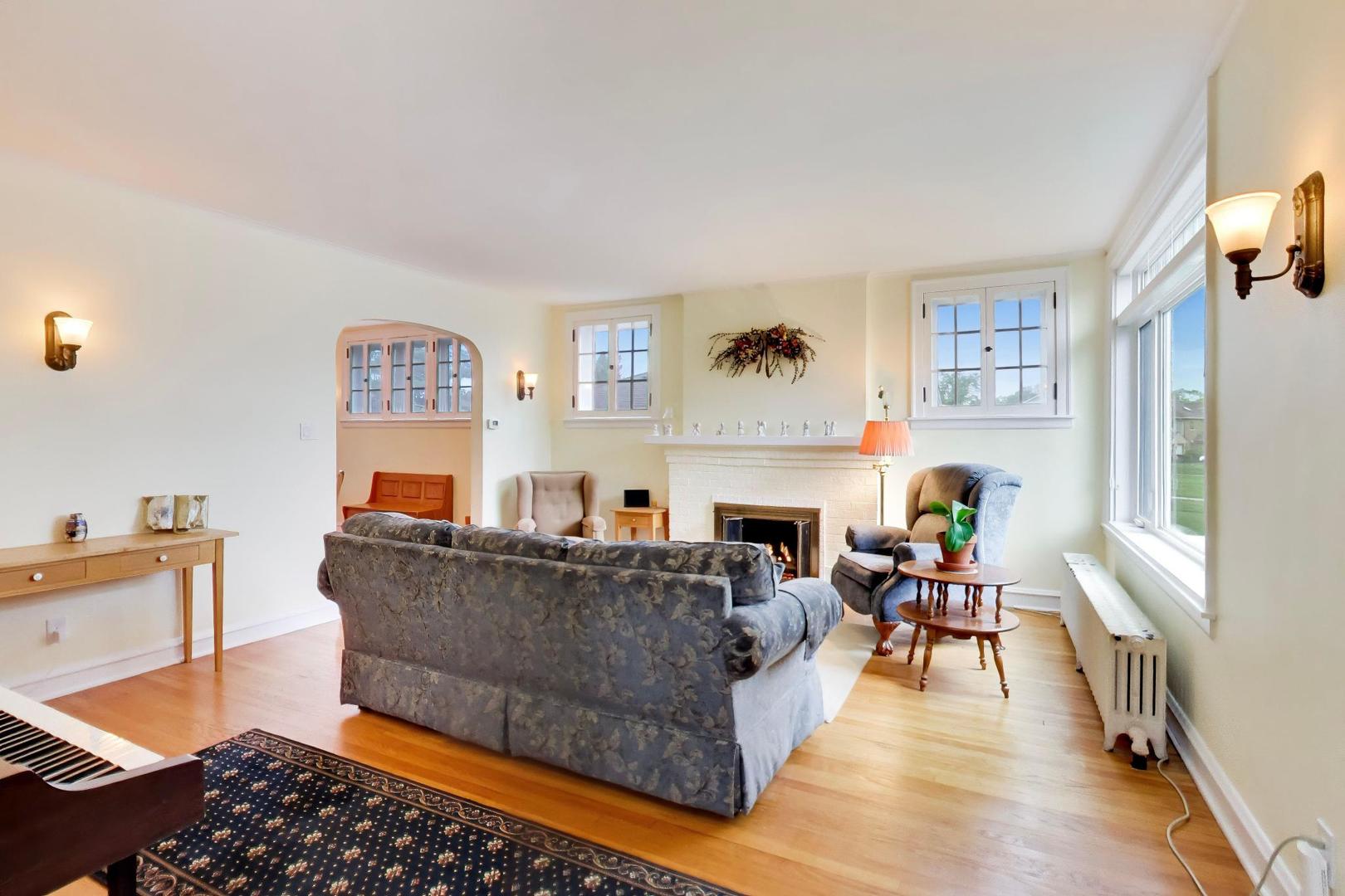 940 W Grant Drive, Des Plaines, IL 60016