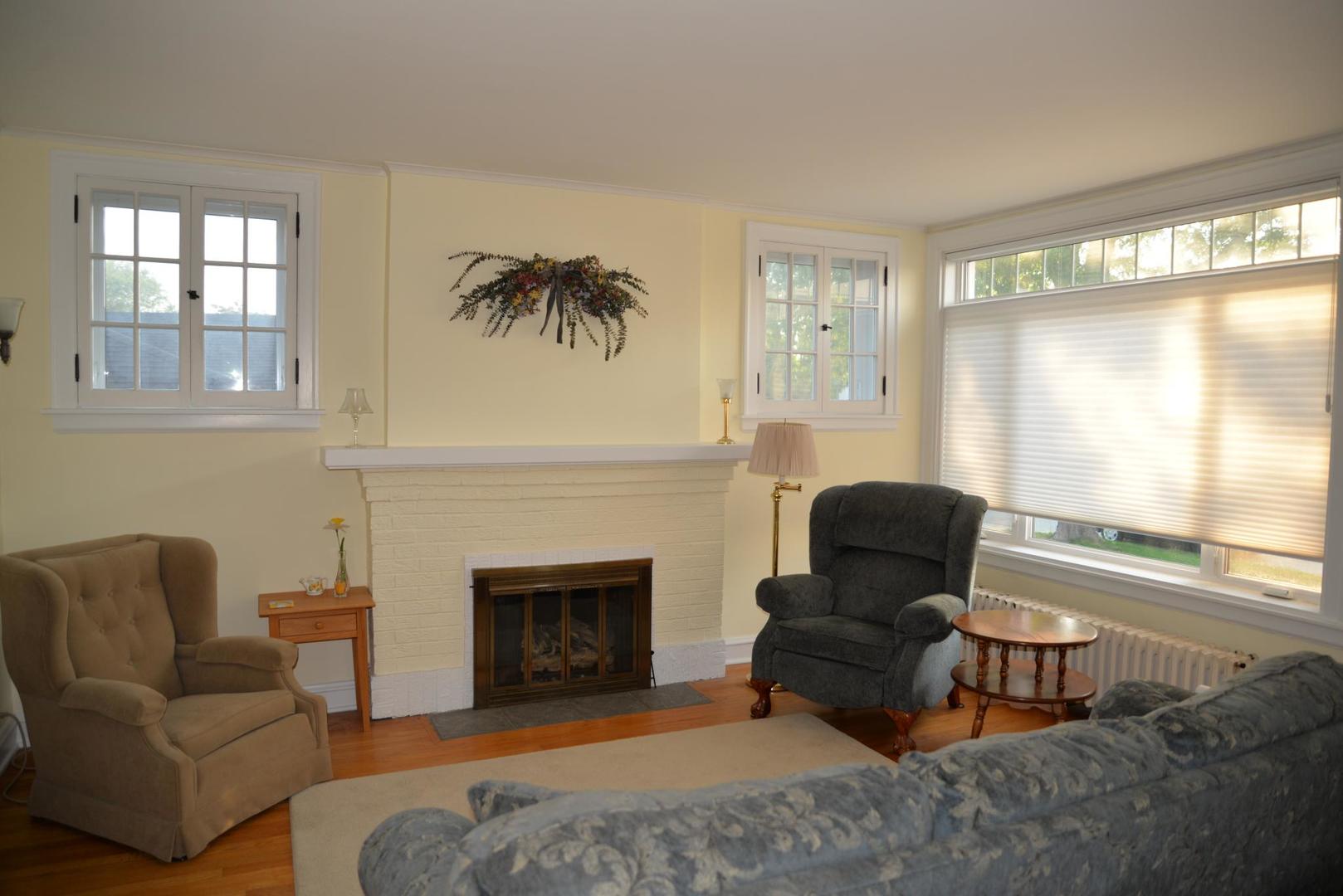 940 W Grant Drive, Des Plaines, IL 60016