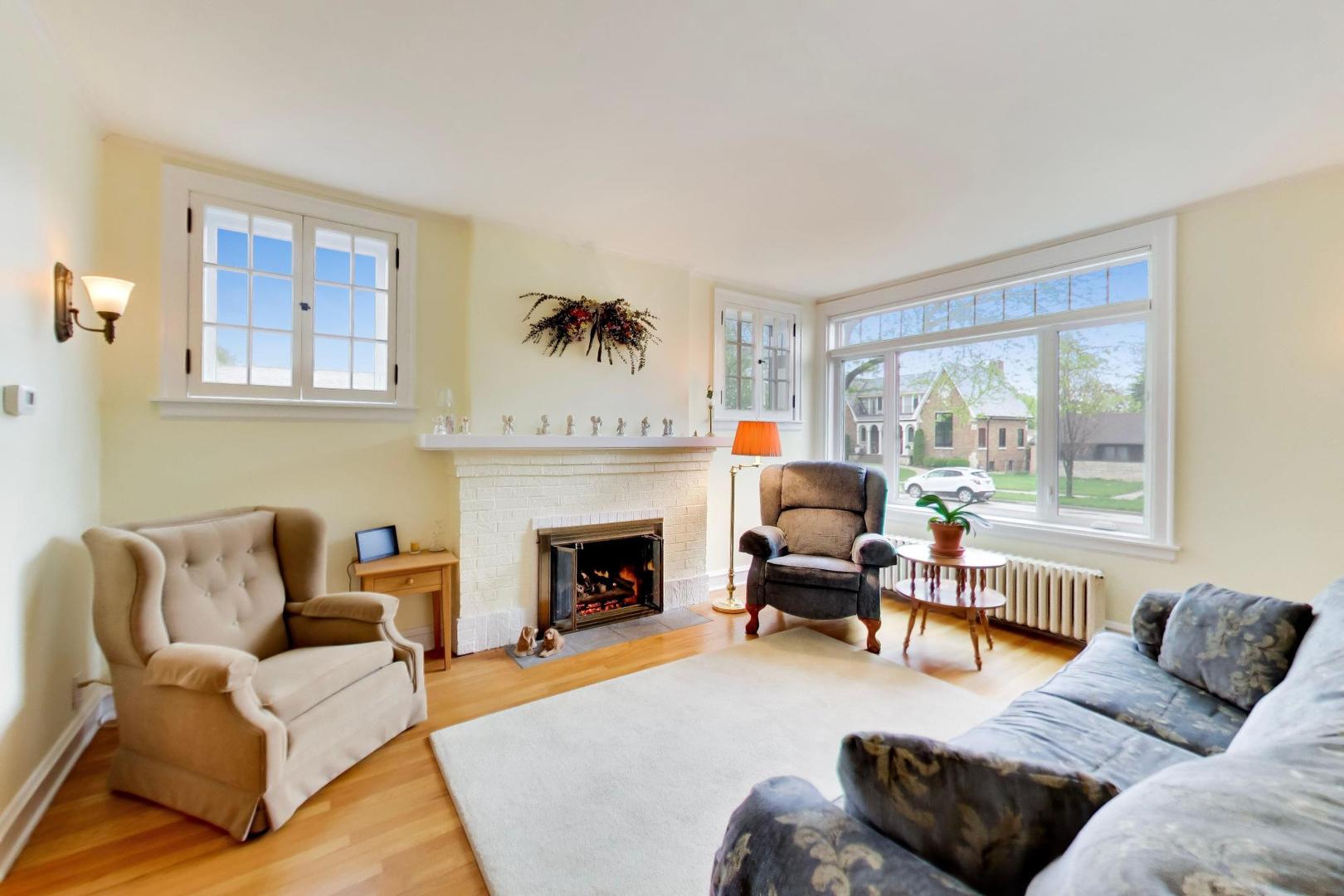 940 W Grant Drive, Des Plaines, IL 60016