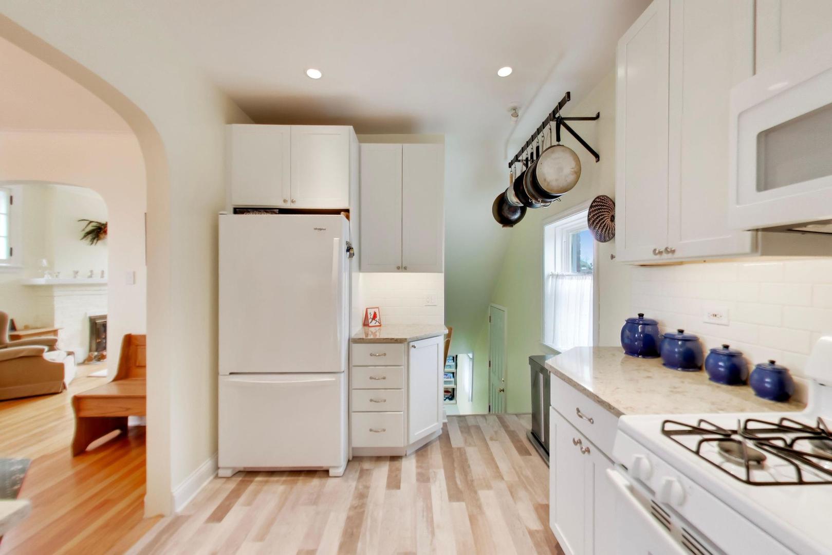 940 W Grant Drive, Des Plaines, IL 60016