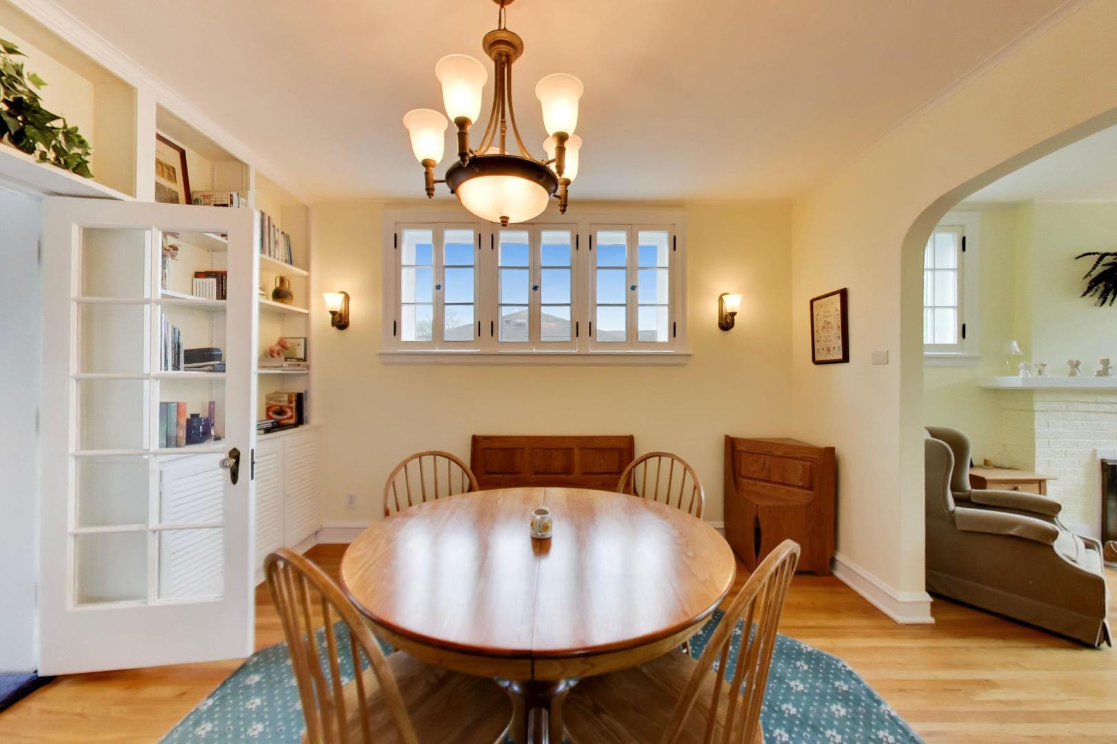 940 W Grant Drive, Des Plaines, IL 60016