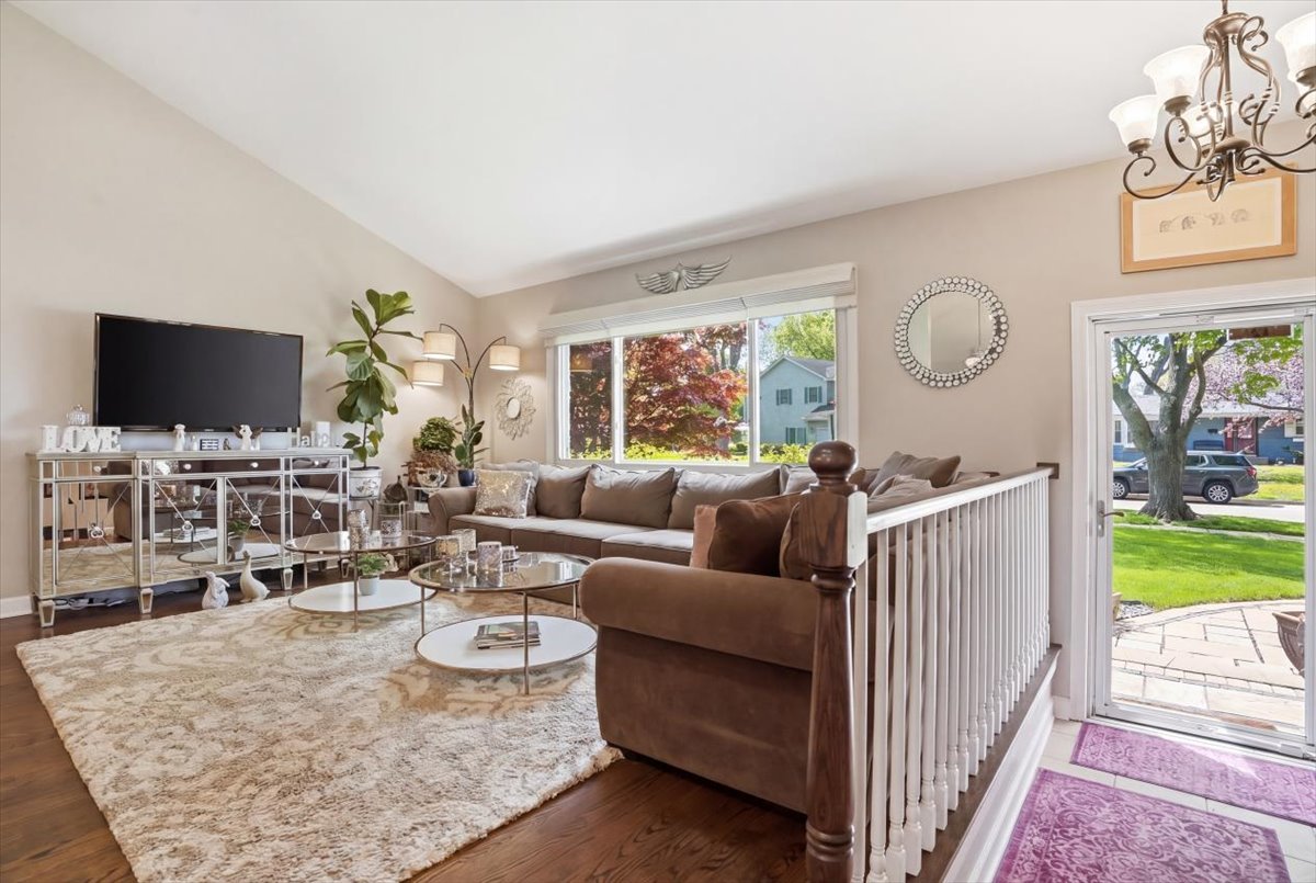 758 7TH Avenue, Libertyville, IL 60048