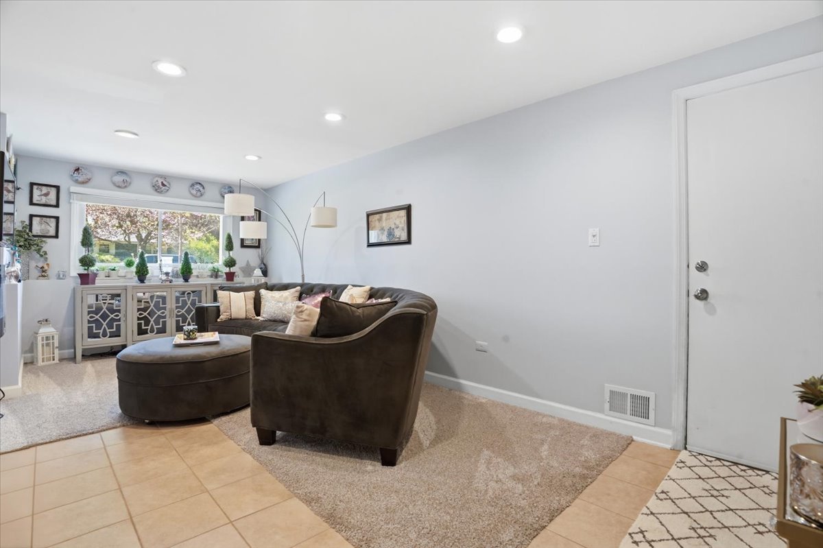 758 7TH Avenue, Libertyville, IL 60048