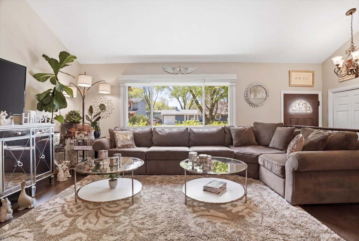 758 7TH Avenue, Libertyville, IL 60048