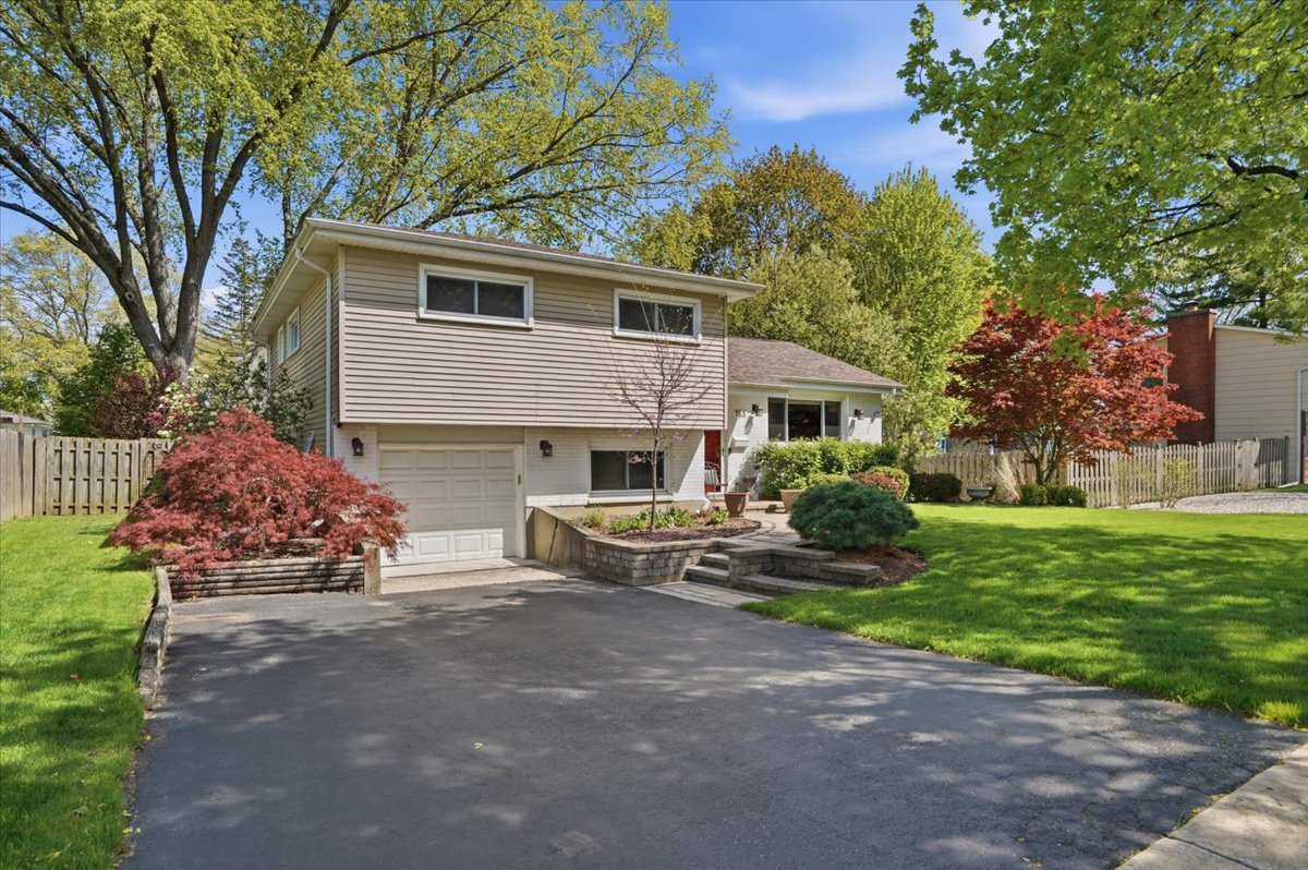 758 7TH Avenue, Libertyville, IL 60048