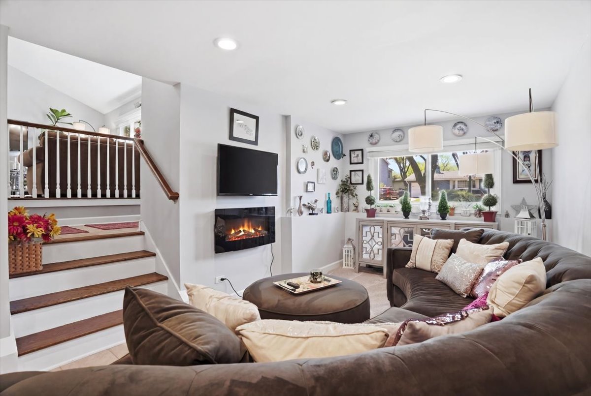 758 7TH Avenue, Libertyville, IL 60048