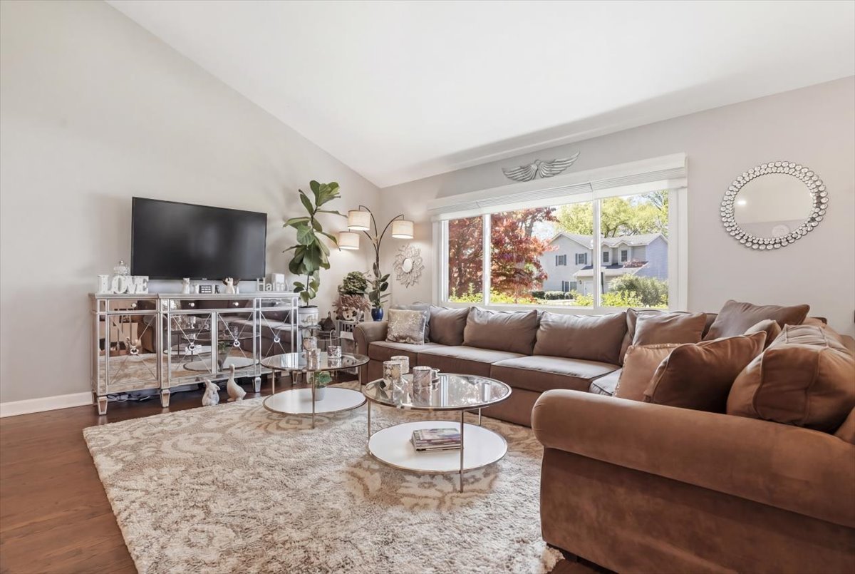 758 7TH Avenue, Libertyville, IL 60048