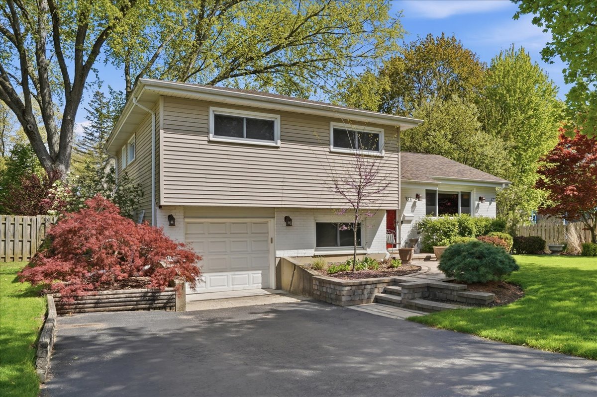 758 7TH Avenue, Libertyville, IL 60048