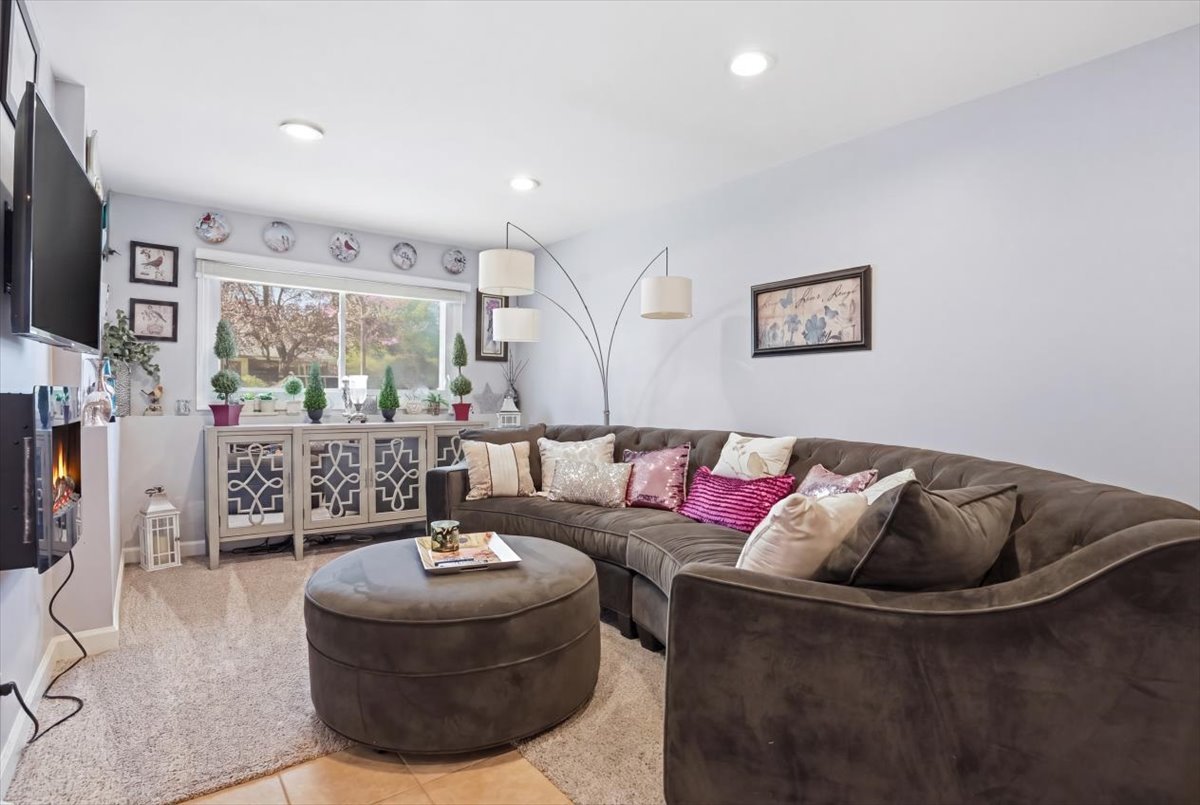 758 7TH Avenue, Libertyville, IL 60048