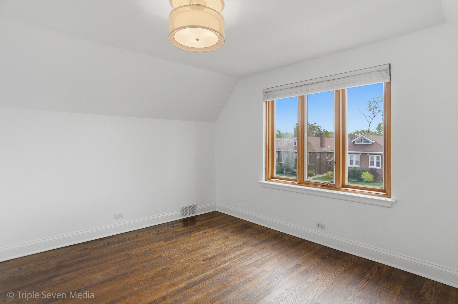 8034 S Clyde Avenue, Chicago, IL 60617