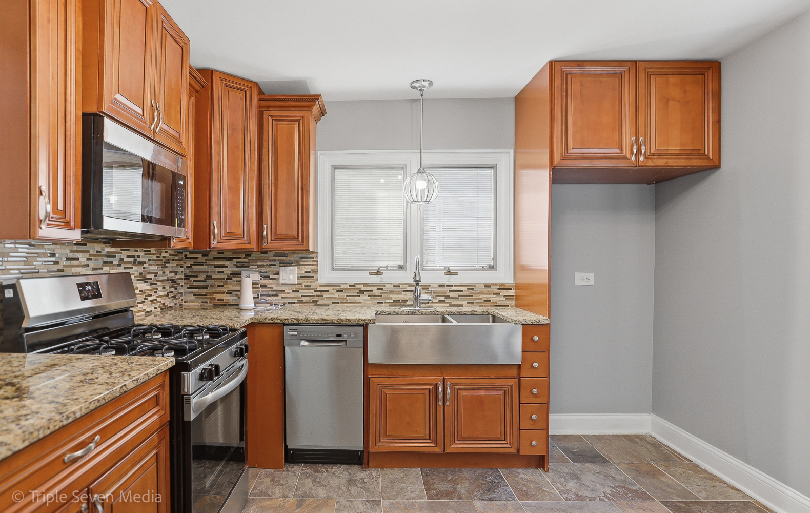 8034 S Clyde Avenue, Chicago, IL 60617