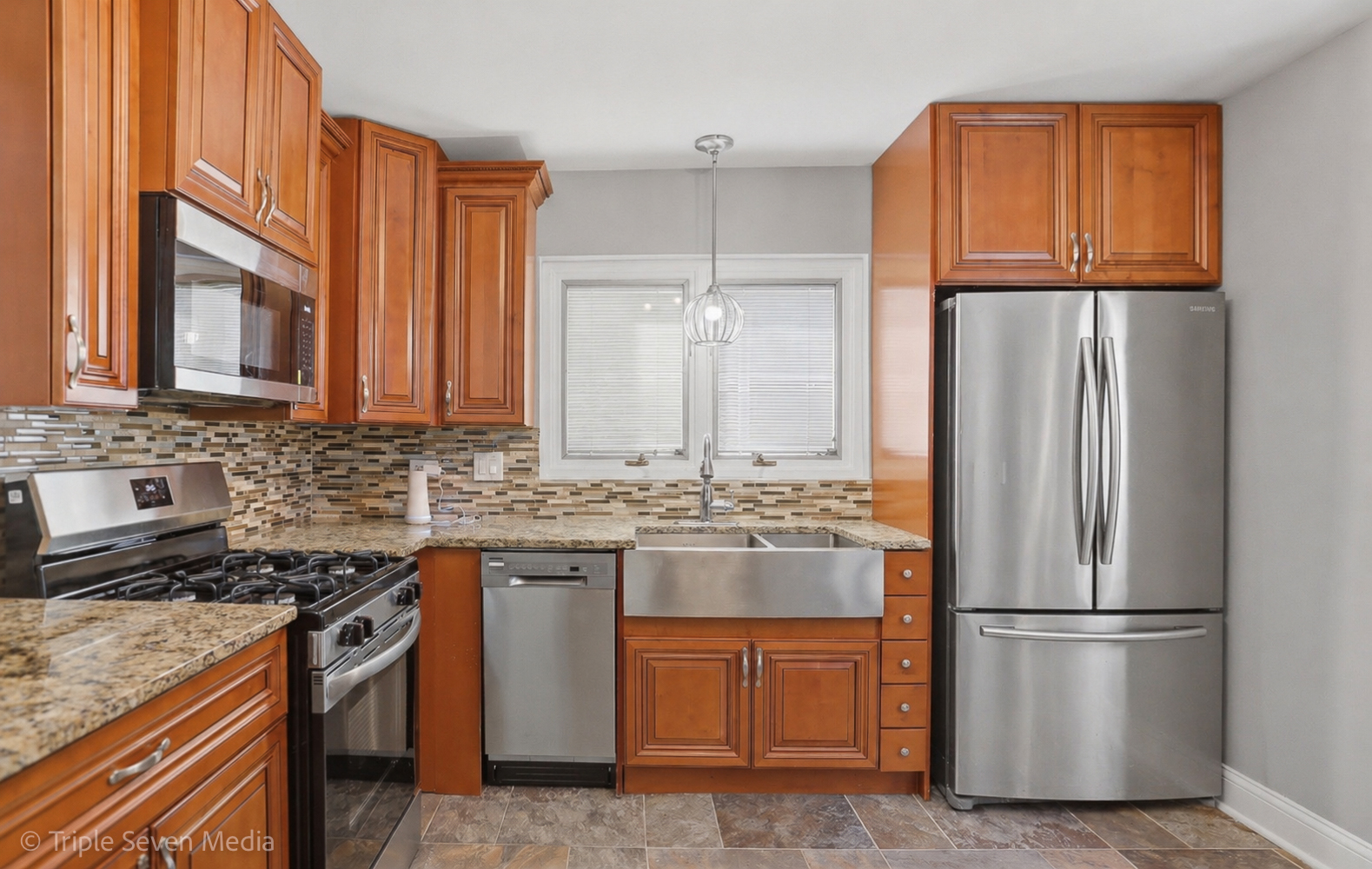 8034 S Clyde Avenue, Chicago, IL 60617