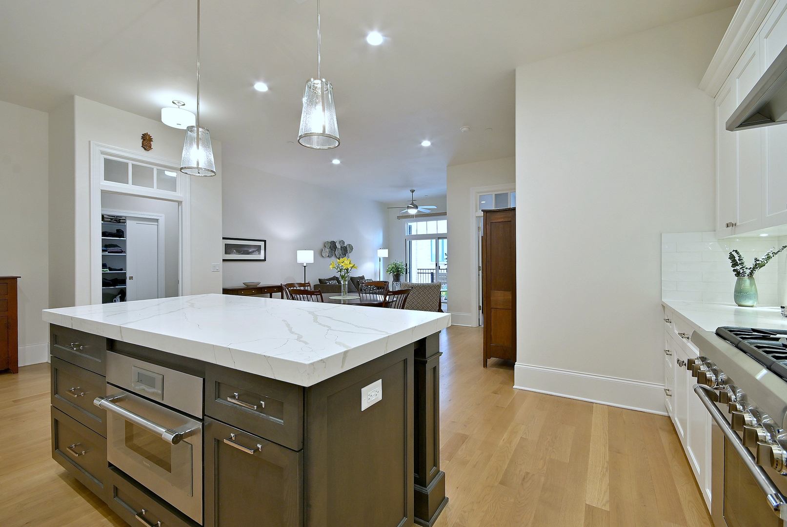 105 S Cottage Hill Avenue #206, Elmhurst, IL 60126