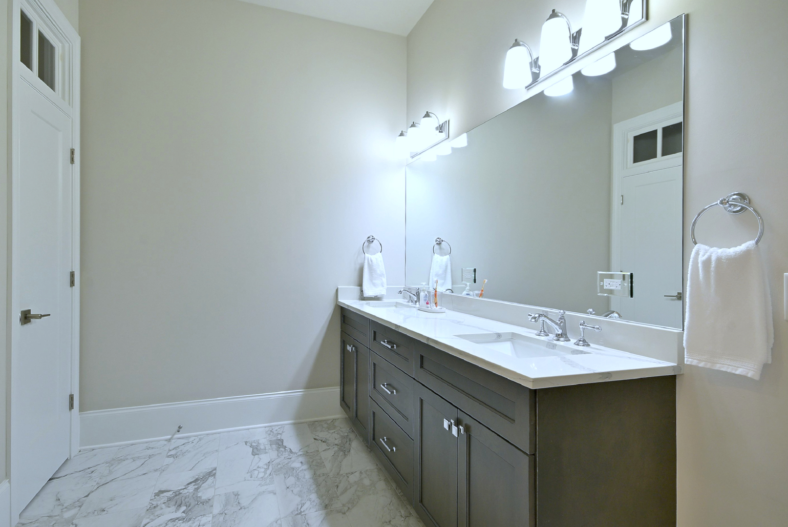 105 S Cottage Hill Avenue #206, Elmhurst, IL 60126