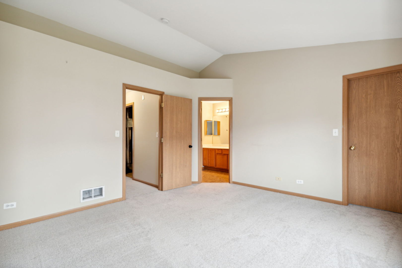 640 Lincoln Station Drive, Oswego, IL 60543