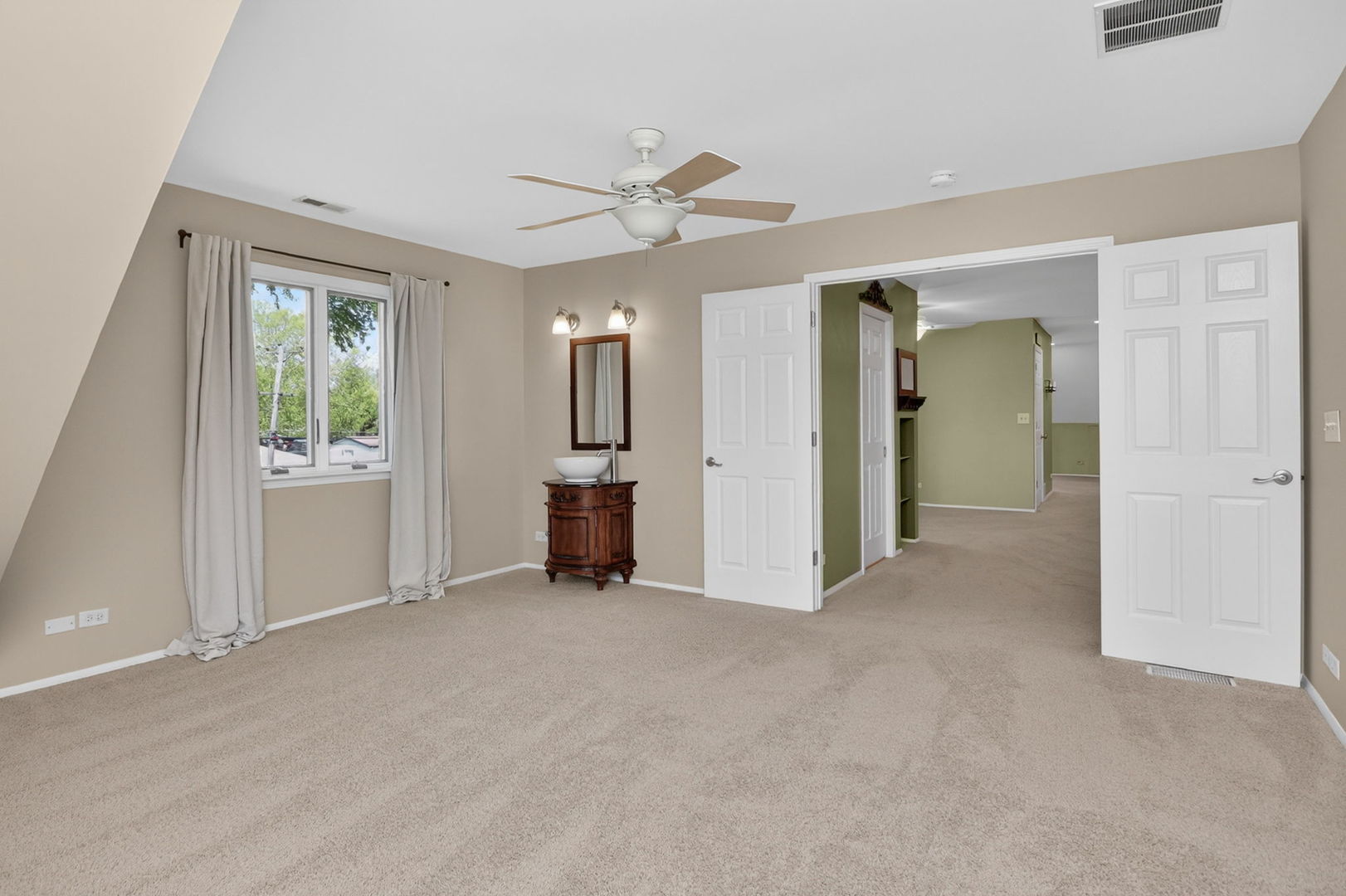 700 E Turner Avenue, Roselle, IL 60172