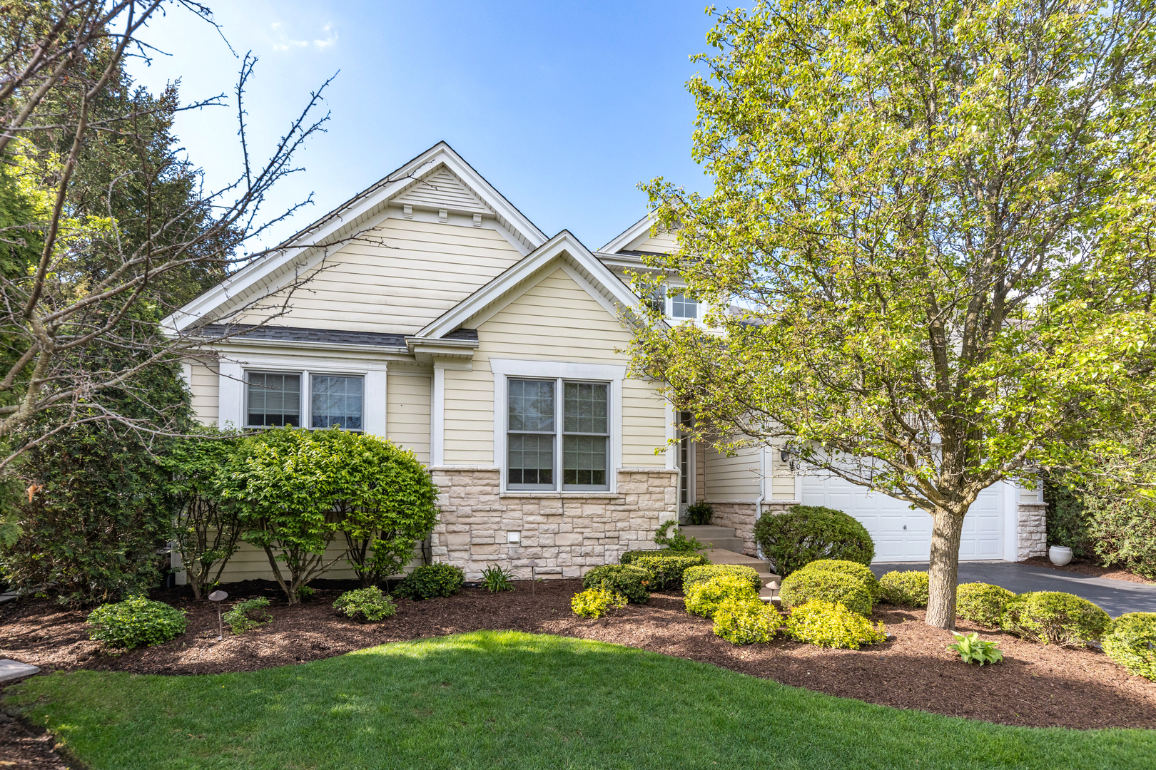 2701 W Walnut Court, Woodridge, IL 60517