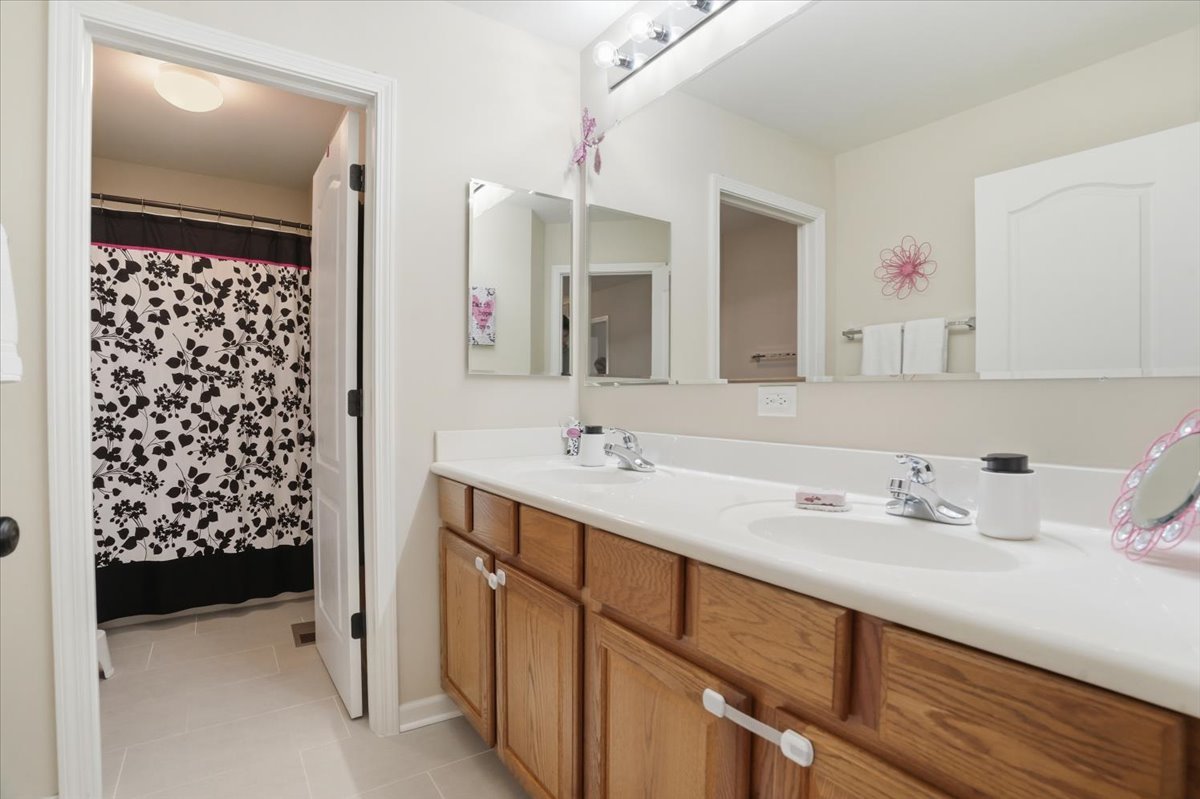 2240 Trailside Lane, Wauconda, IL 60084