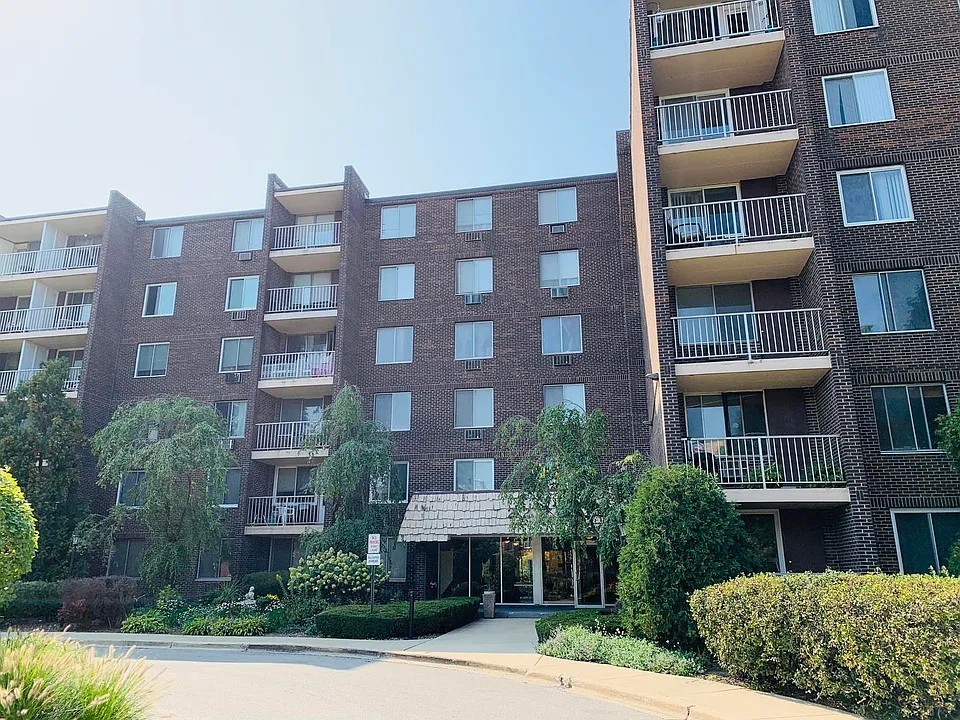 225 S Rohlwing Road #518, Palatine, IL 60074