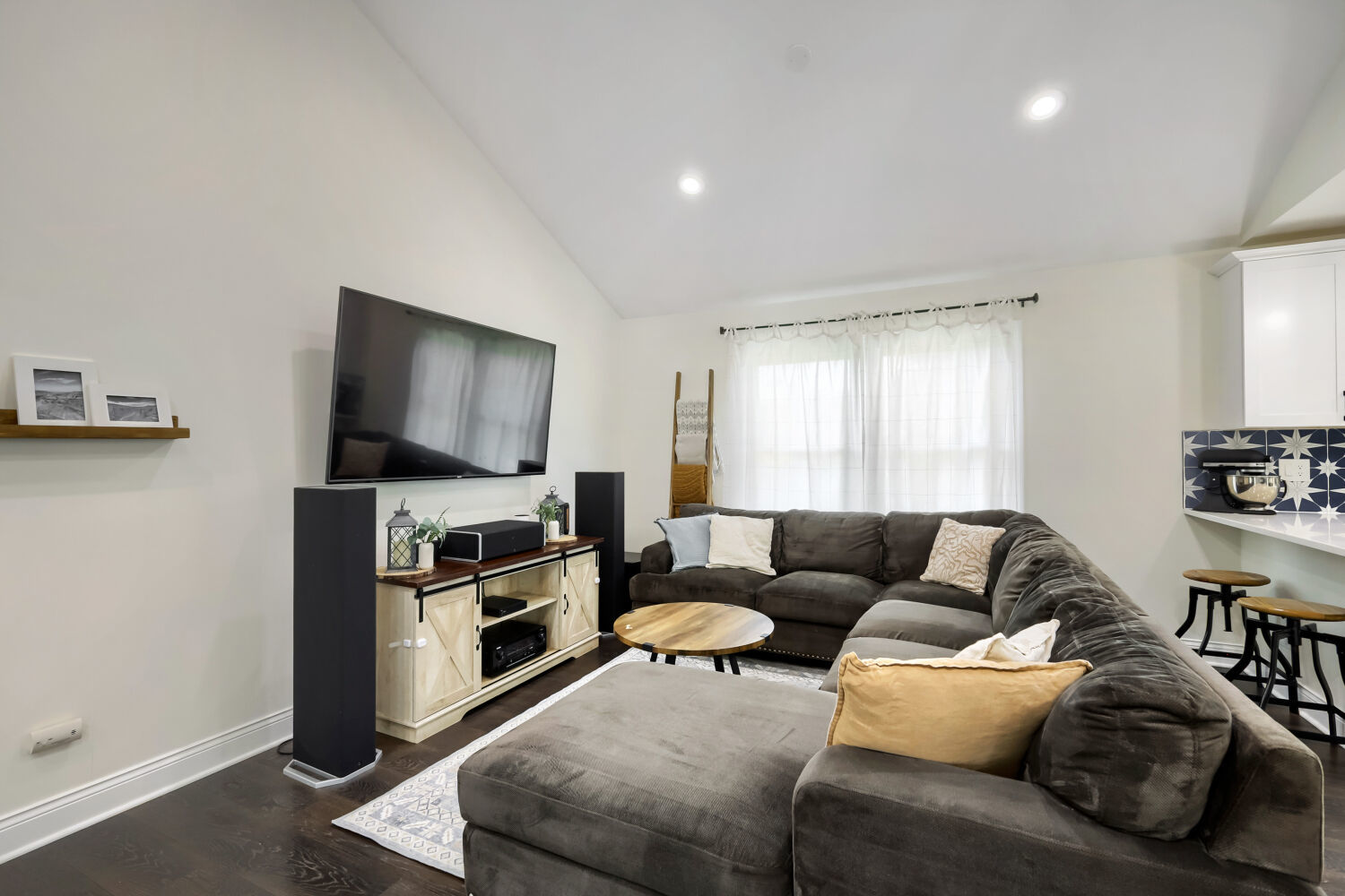 1310 W Darlington Circle, Hoffman Estates, IL 60169