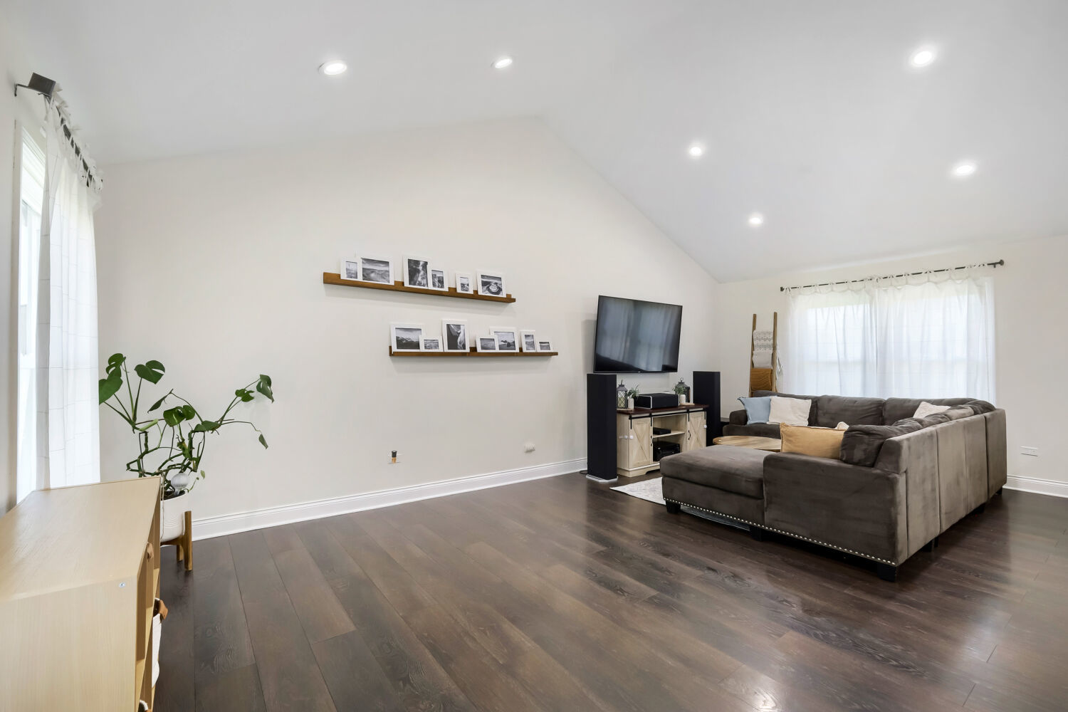 1310 W Darlington Circle, Hoffman Estates, IL 60169