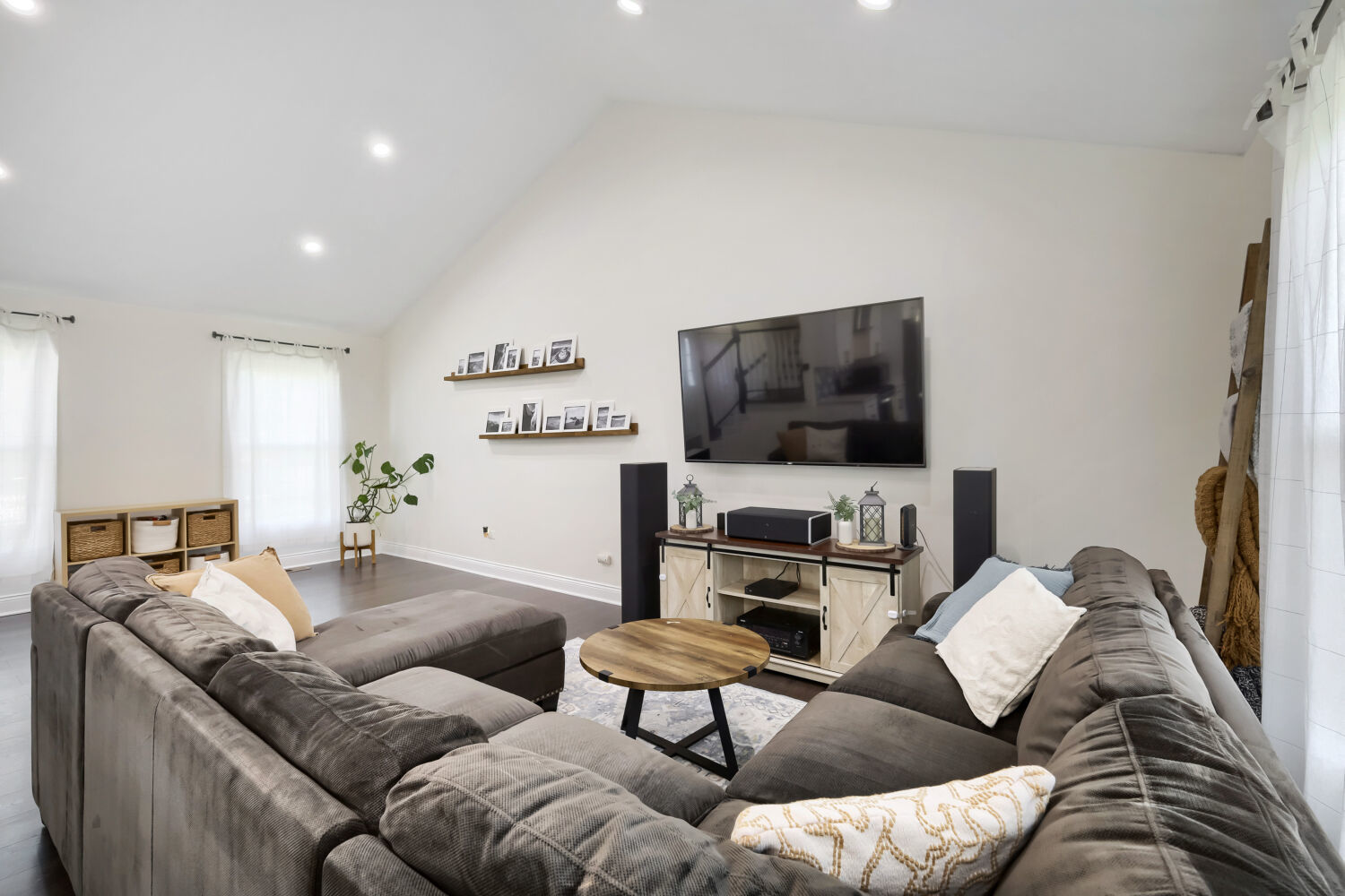 1310 W Darlington Circle, Hoffman Estates, IL 60169