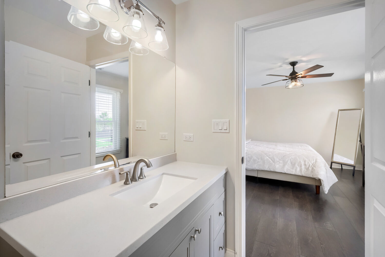 1310 W Darlington Circle, Hoffman Estates, IL 60169