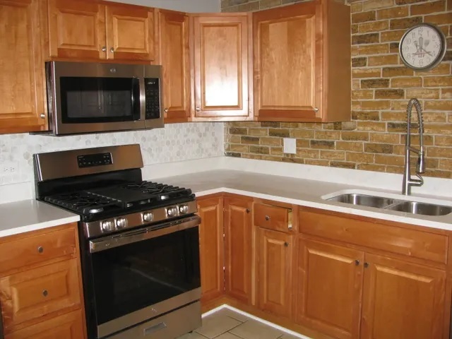 8052 W Lyons Street, Niles, IL 60714