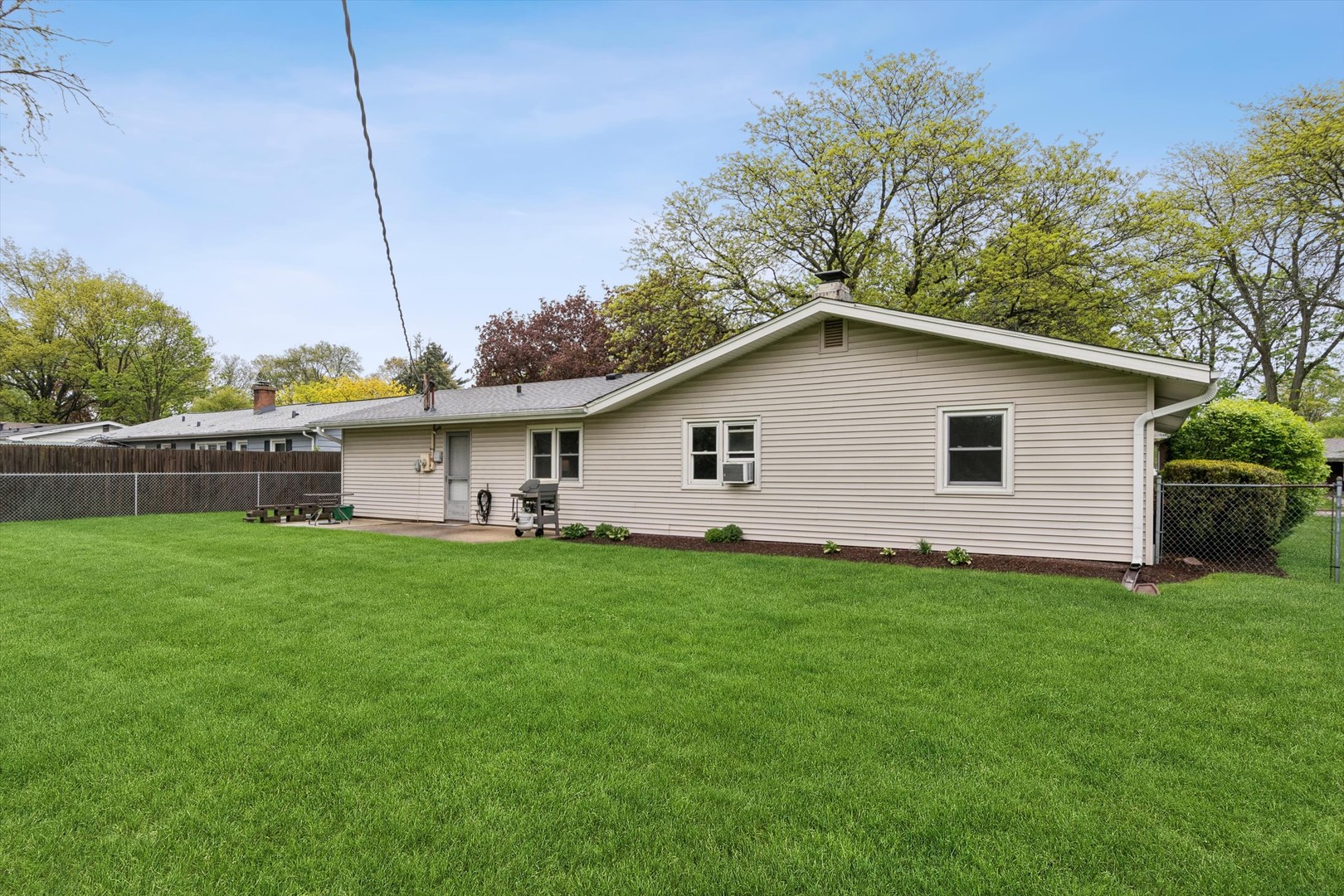 4 S Cypress Lane, North Aurora, IL 60542