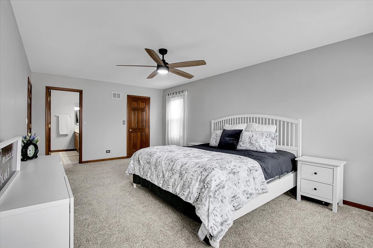 1450 Canter Lane, Bartlett, IL 60103