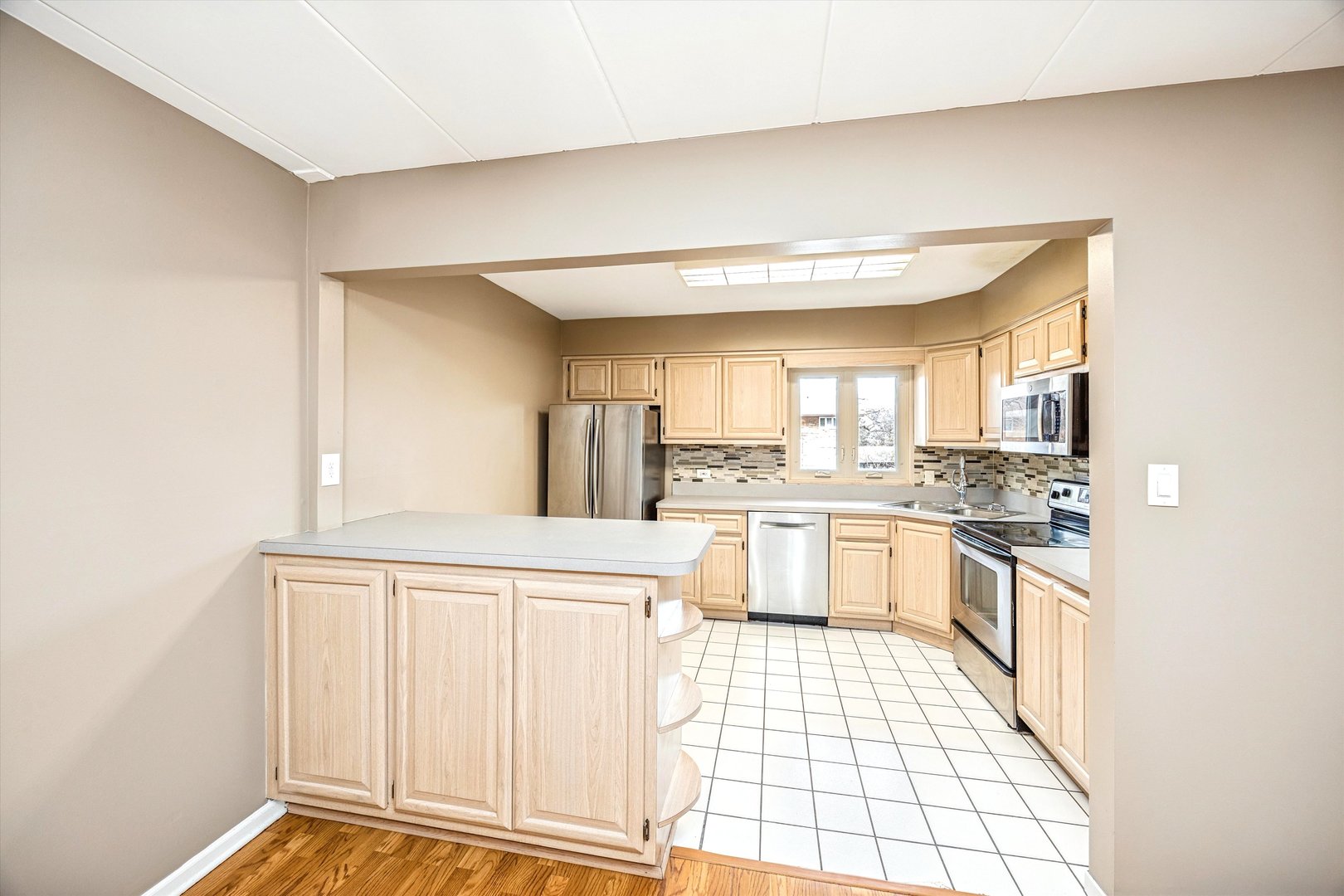 9430 Greenbriar Drive #2H, Hickory Hills, IL 60457