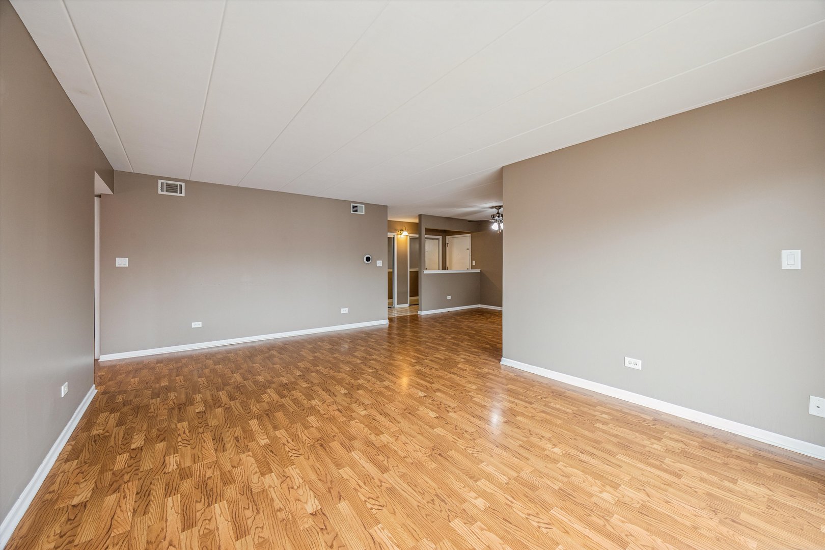 9430 Greenbriar Drive #2H, Hickory Hills, IL 60457