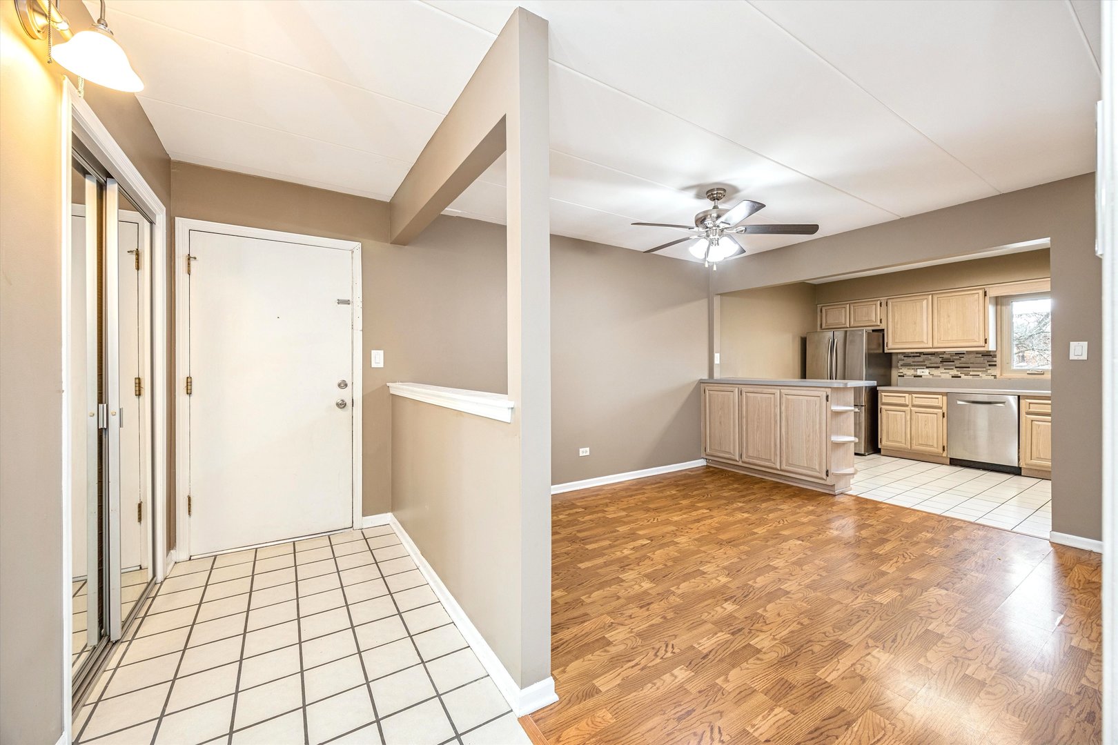 9430 Greenbriar Drive #2H, Hickory Hills, IL 60457