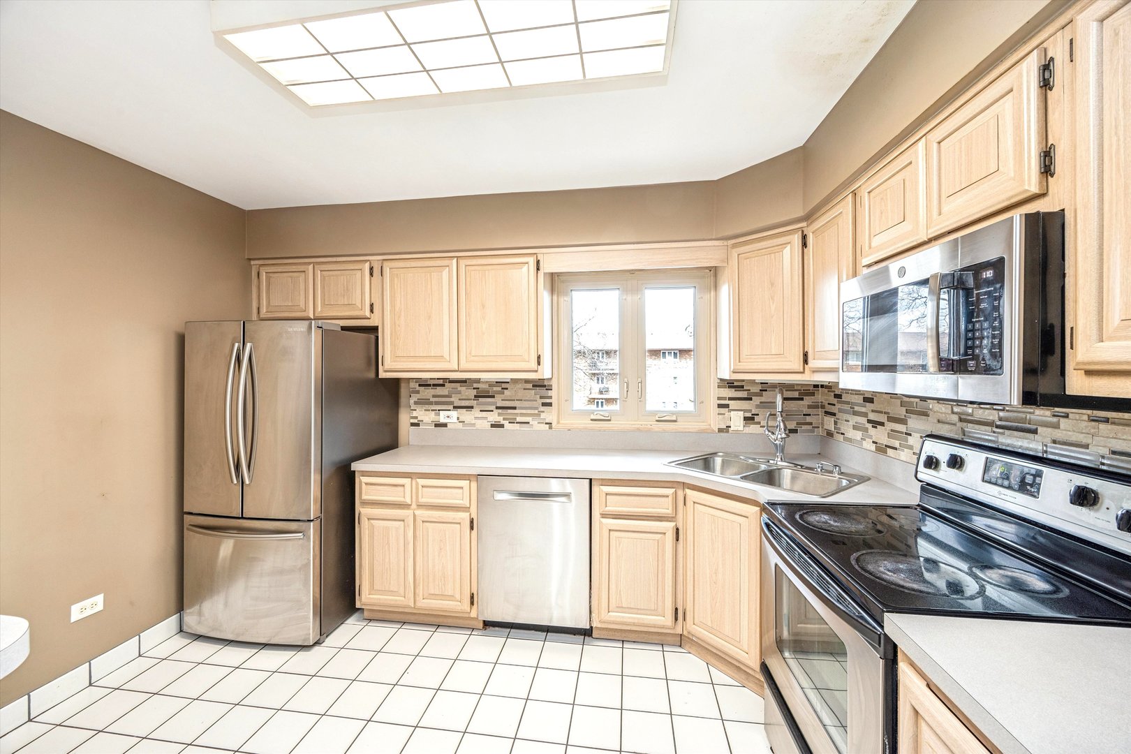 9430 Greenbriar Drive #2H, Hickory Hills, IL 60457