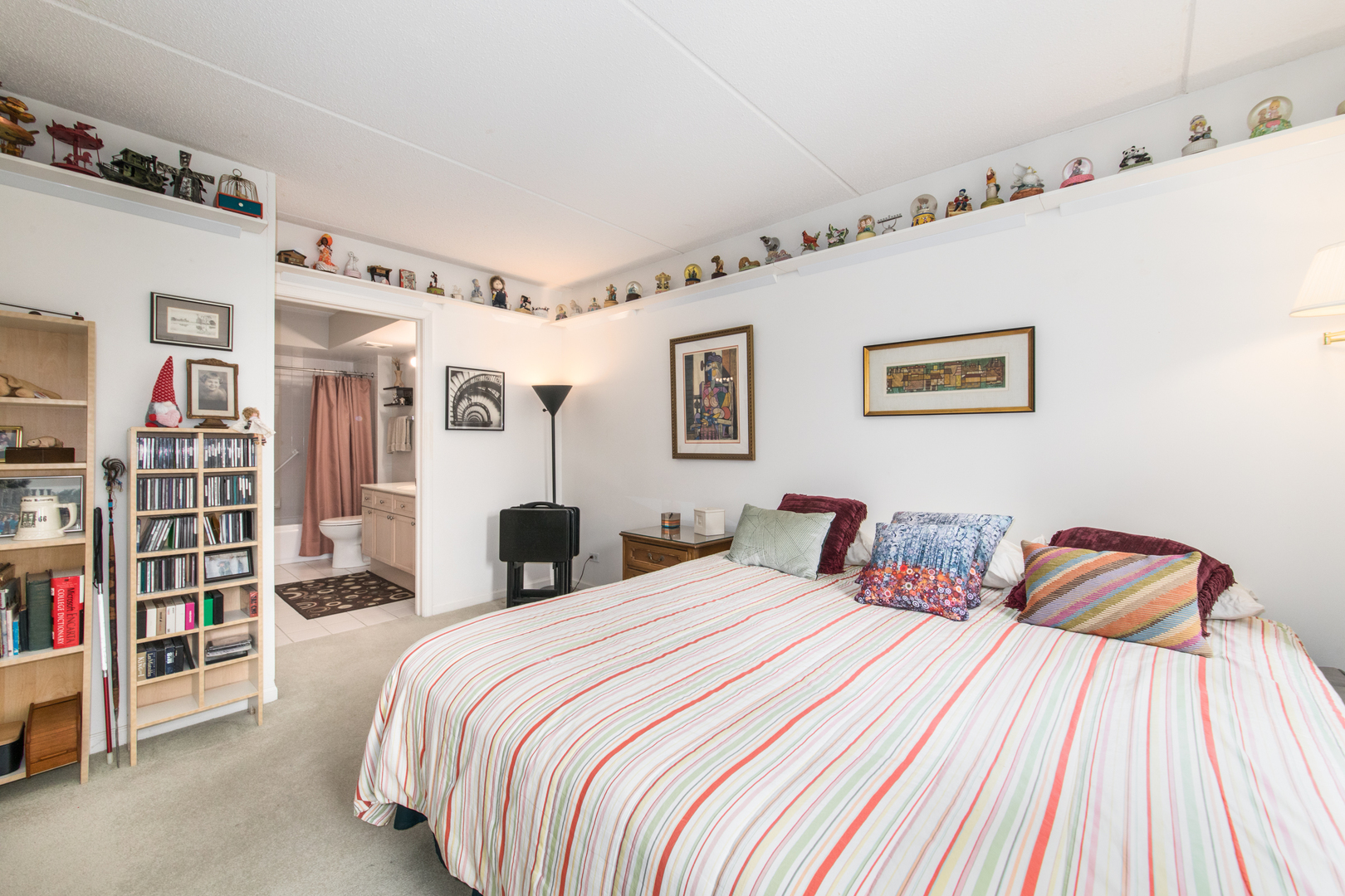 7031 W Touhy Avenue #201, Niles, IL 60714