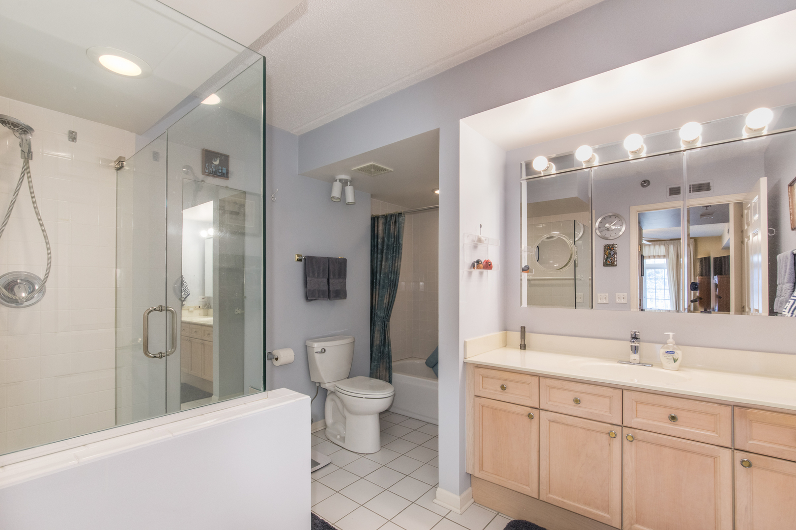 7031 W Touhy Avenue #201, Niles, IL 60714