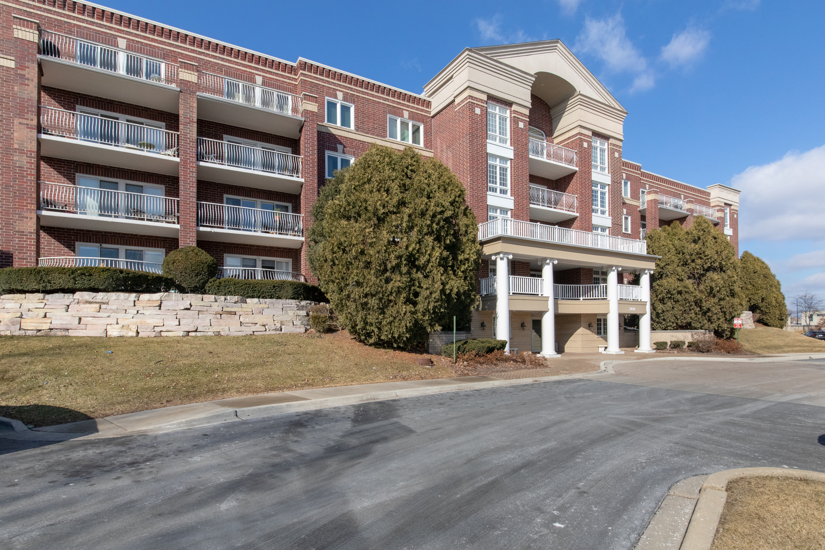 7031 W Touhy Avenue #201, Niles, IL 60714
