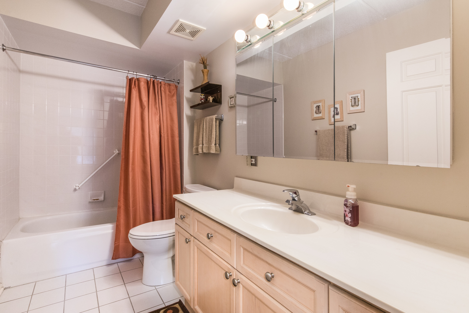 7031 W Touhy Avenue #201, Niles, IL 60714